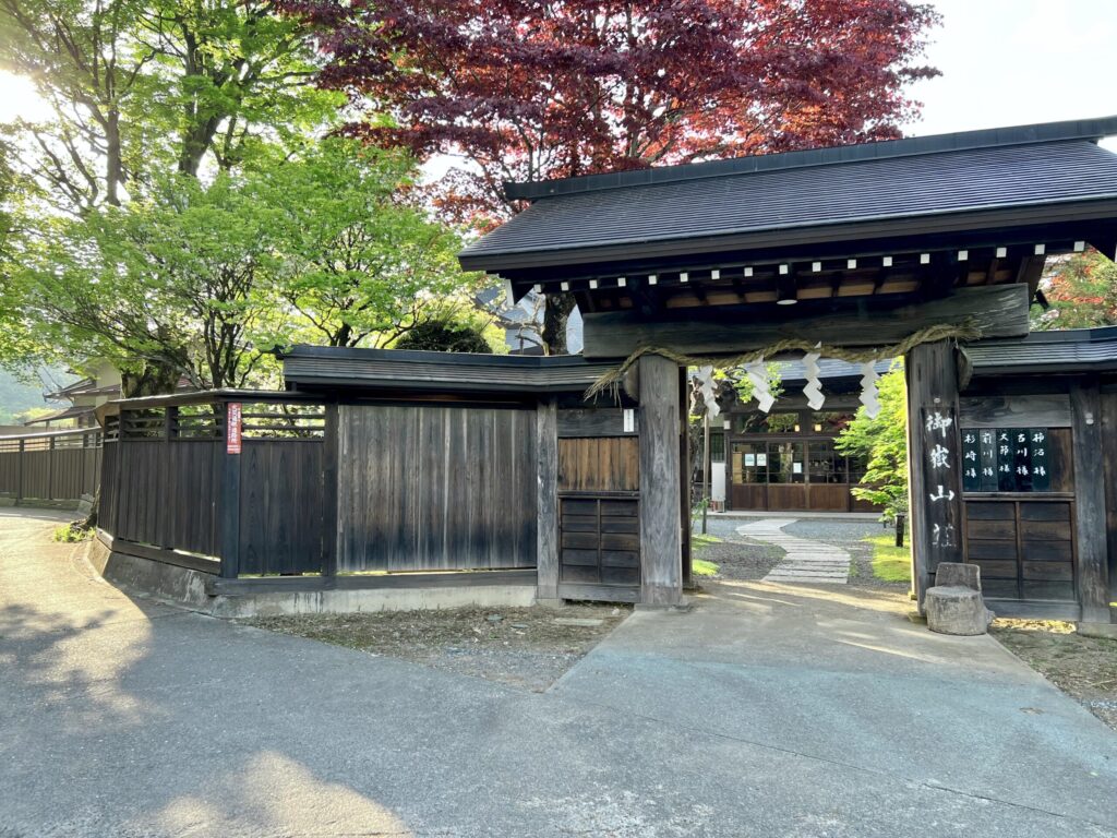 御岳山荘の立派な門