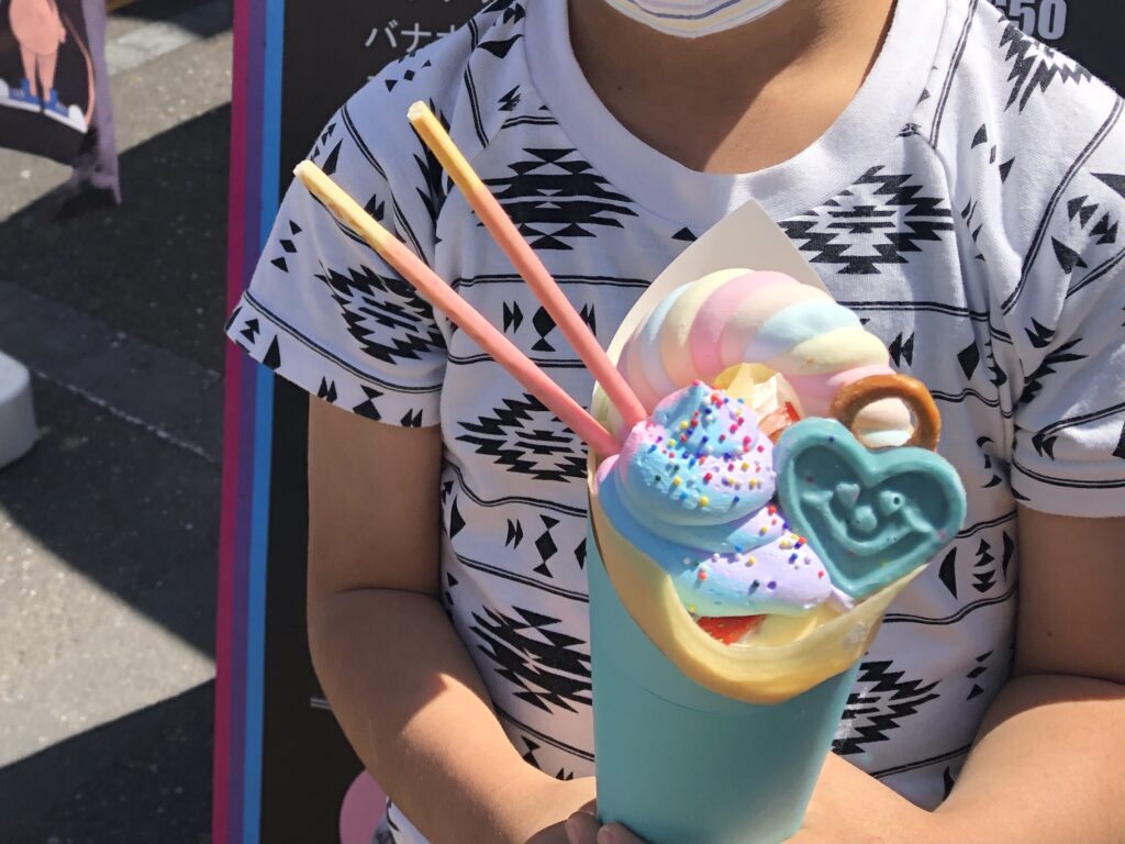 レインボークレープをもつ男の子