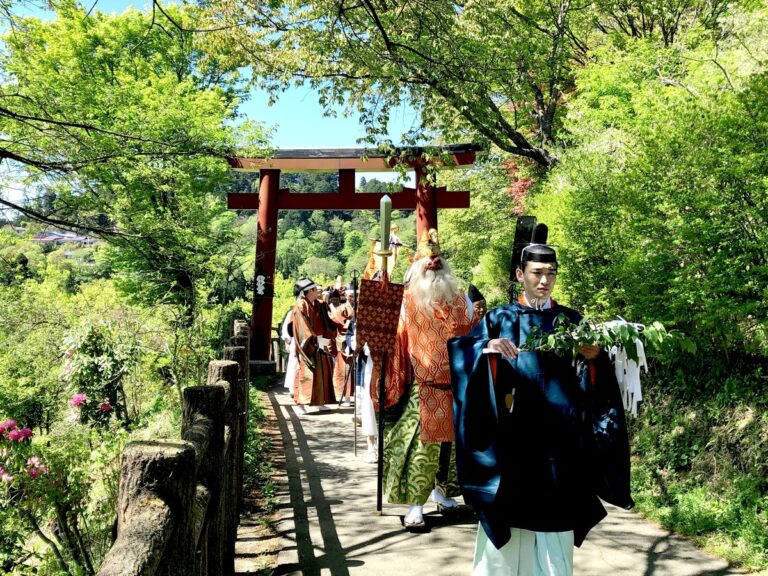 日の出祭　神様を迎えに行く行列