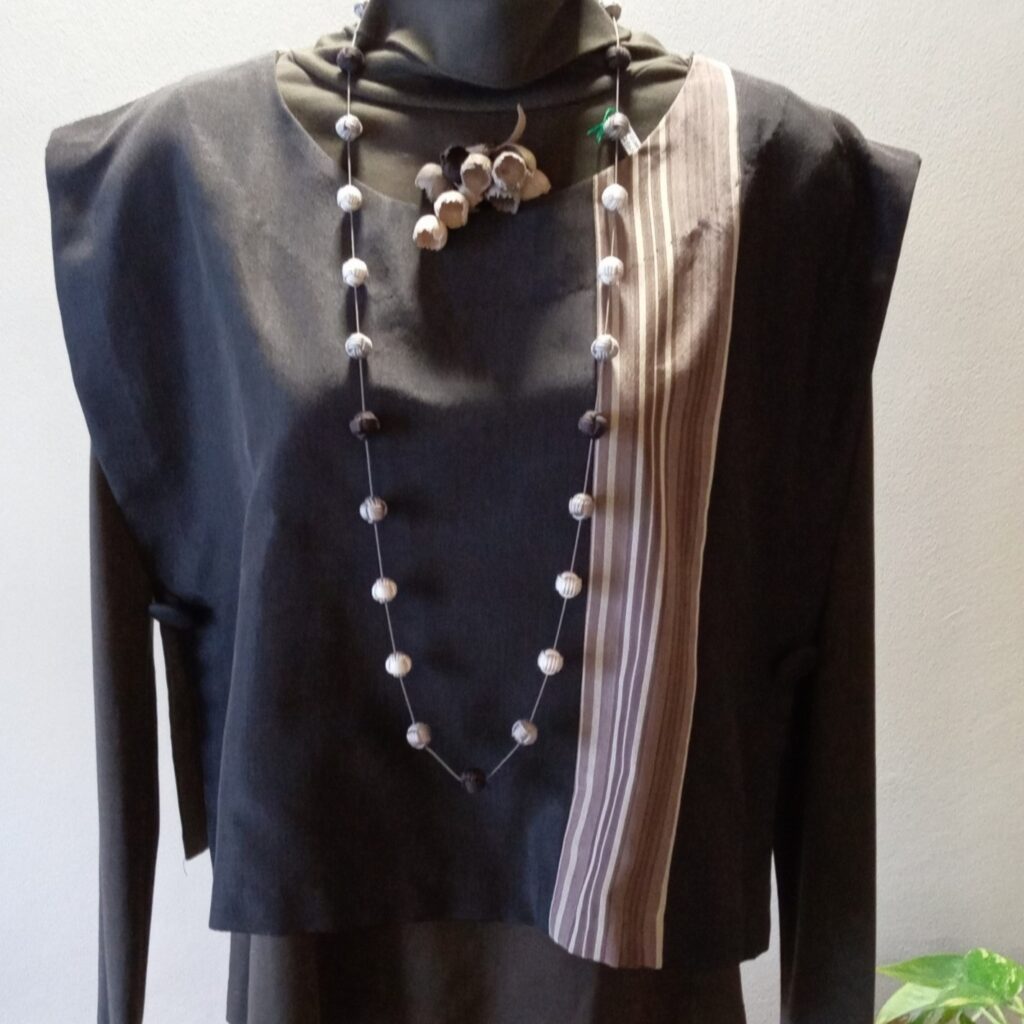 【糸工房「森」】泥染め絹織物「黒八丈」製品・草木で染めた絹糸のアクセサリー
