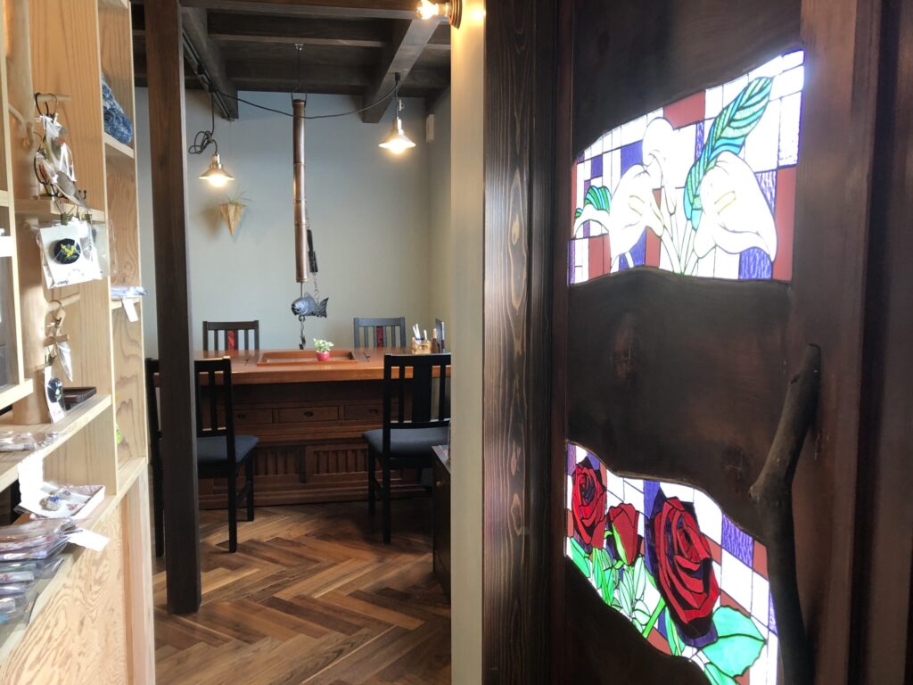 青梅　カフェ　凛Cafe　内観　ステンドグラス