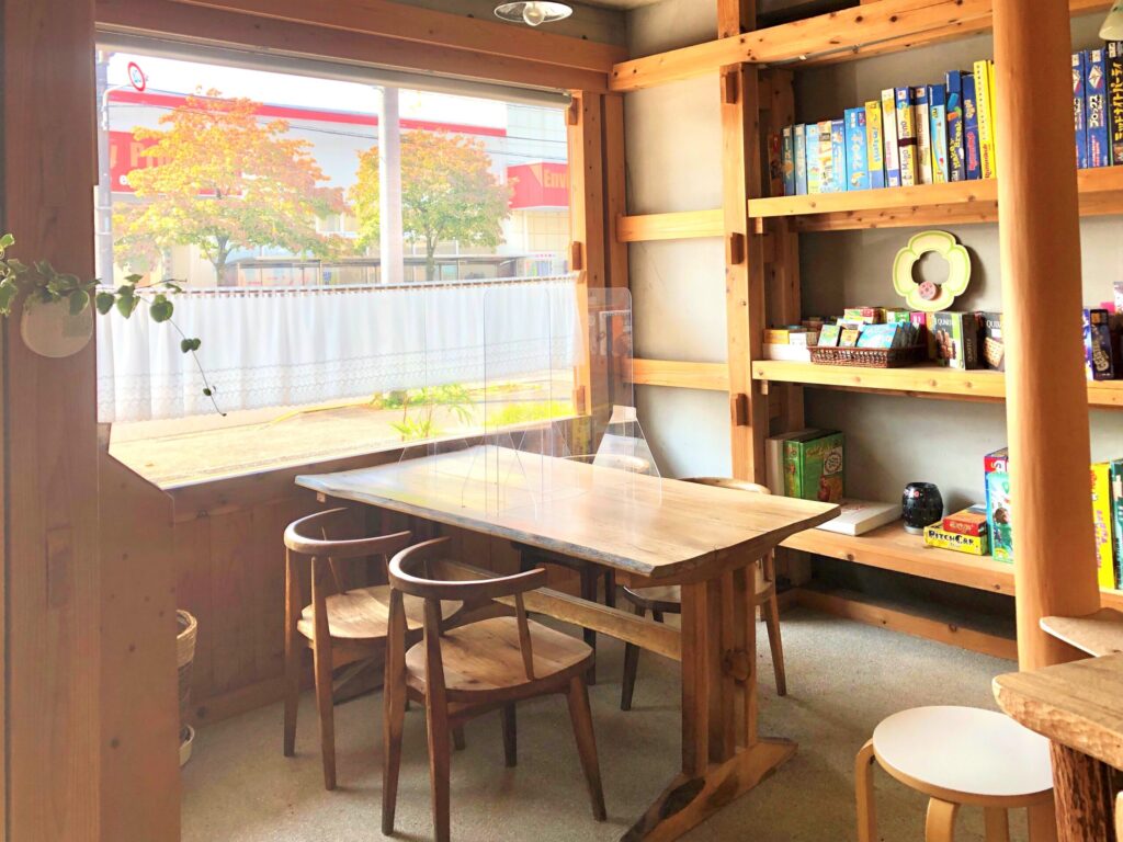 青梅　コミュニティテラスみらい館プラス　木のテーブル
