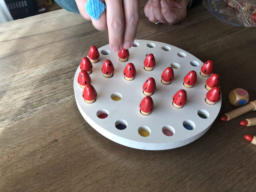 青梅　コミュニティテラスみらい館プラス　ゲーム　いちごケーキ