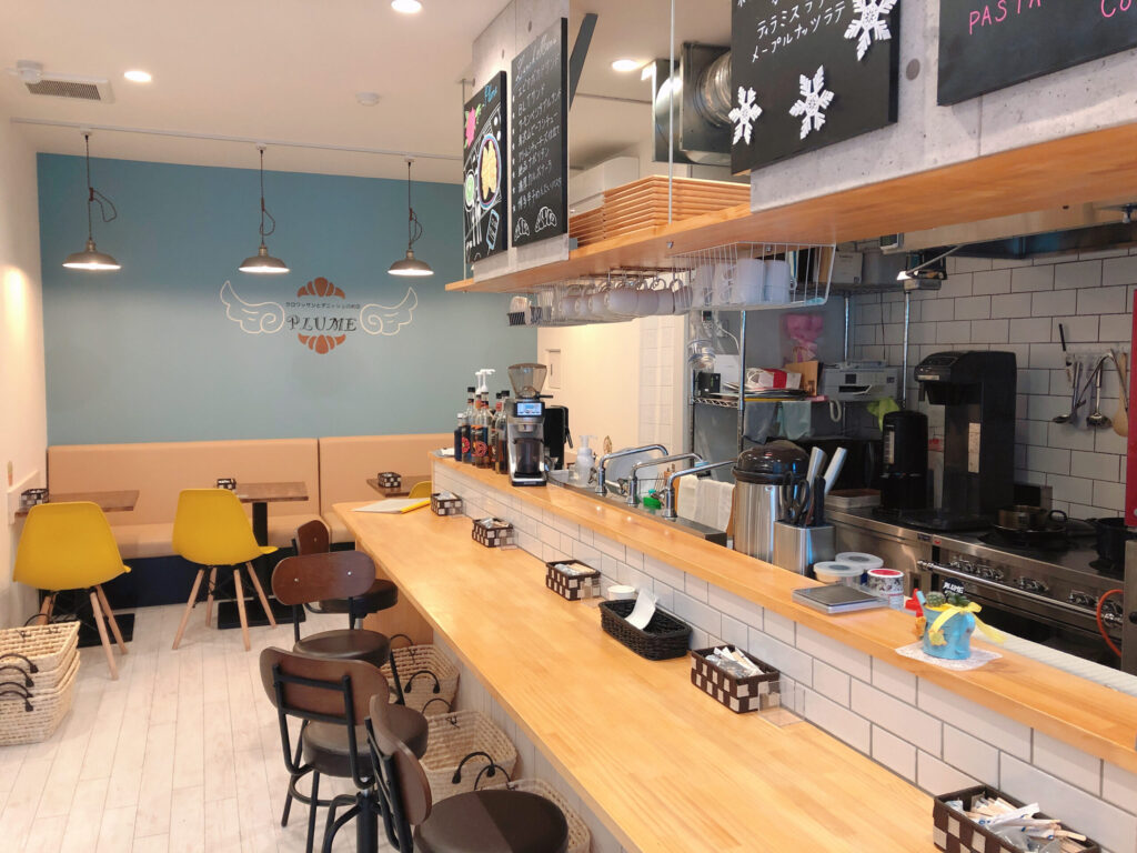 青梅　パン屋　PLUME　店内　カウンター席　カフェスペース