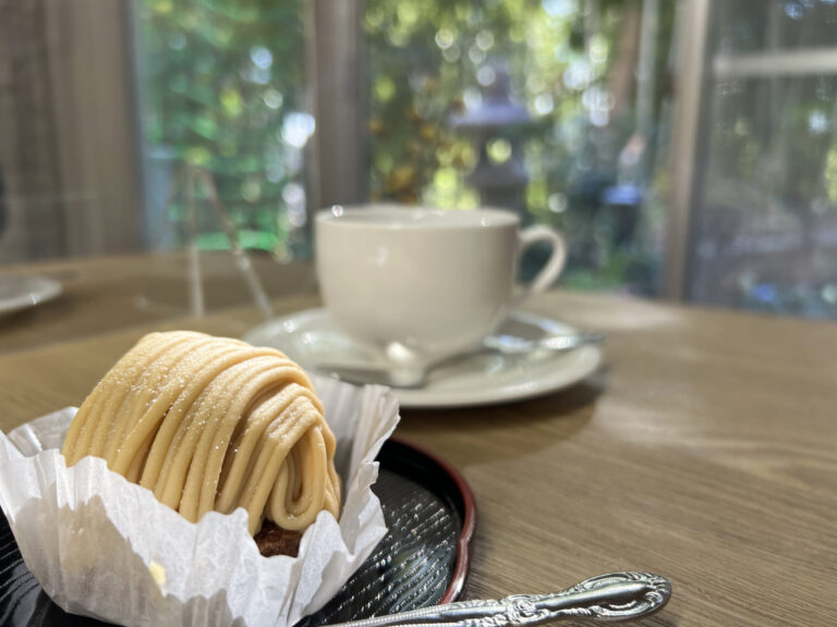 カフェ小豆での窓際席とモンブラン