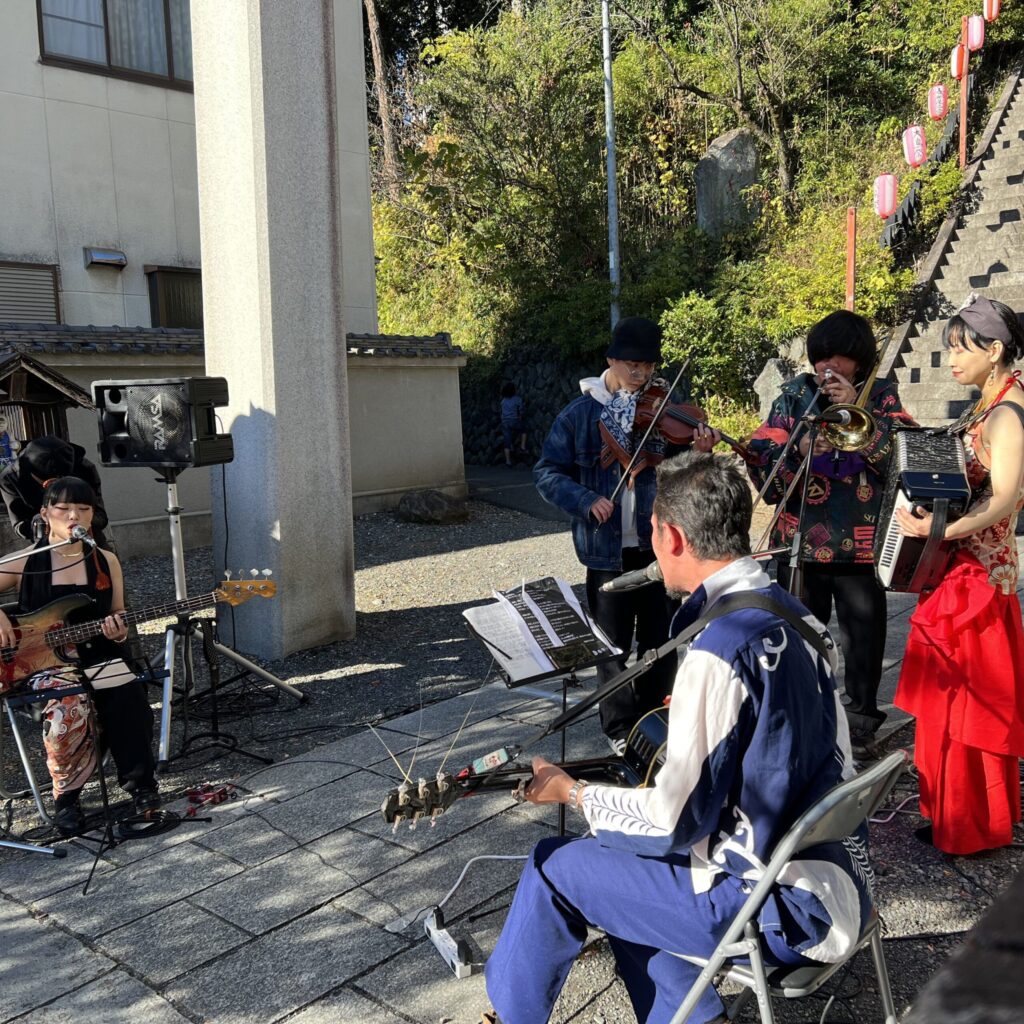 住吉神社参道の鳥居下で演奏