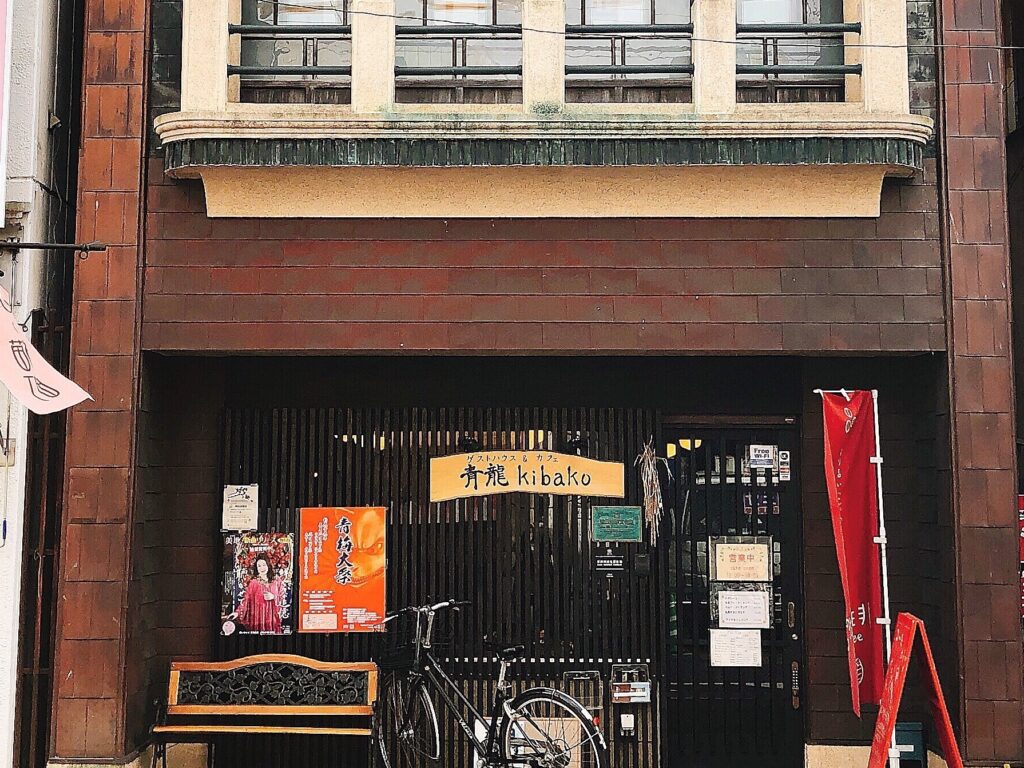 レンガ造りのレトロな店構え