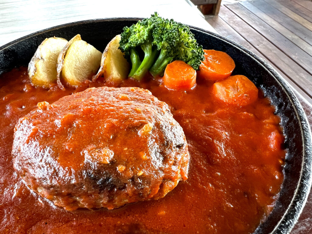青梅　ピザ　HIBACHIYA　ハンバーグ　トマトソース
