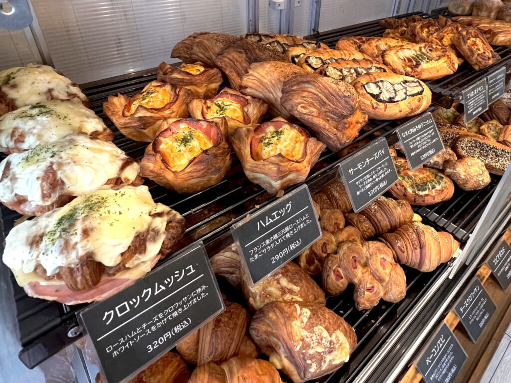 青梅　パン屋　PLUME　店内　陳列　ハムエッグ　クロックムッシュ
