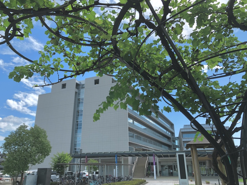 青梅市役所 外観 広場