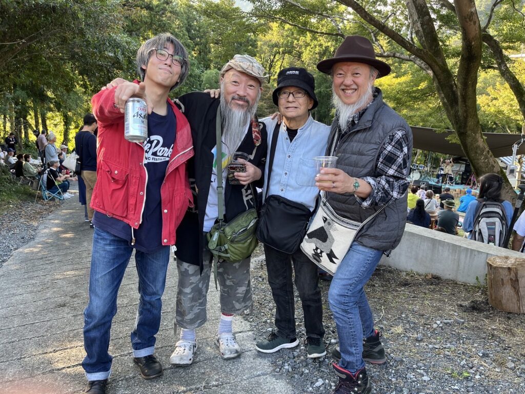 ロックバンド四人いる
