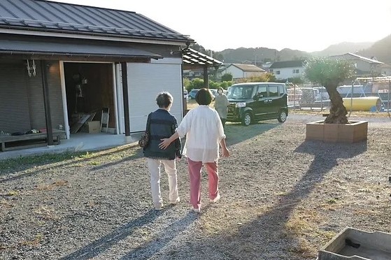 店外を歩く後ろ姿
