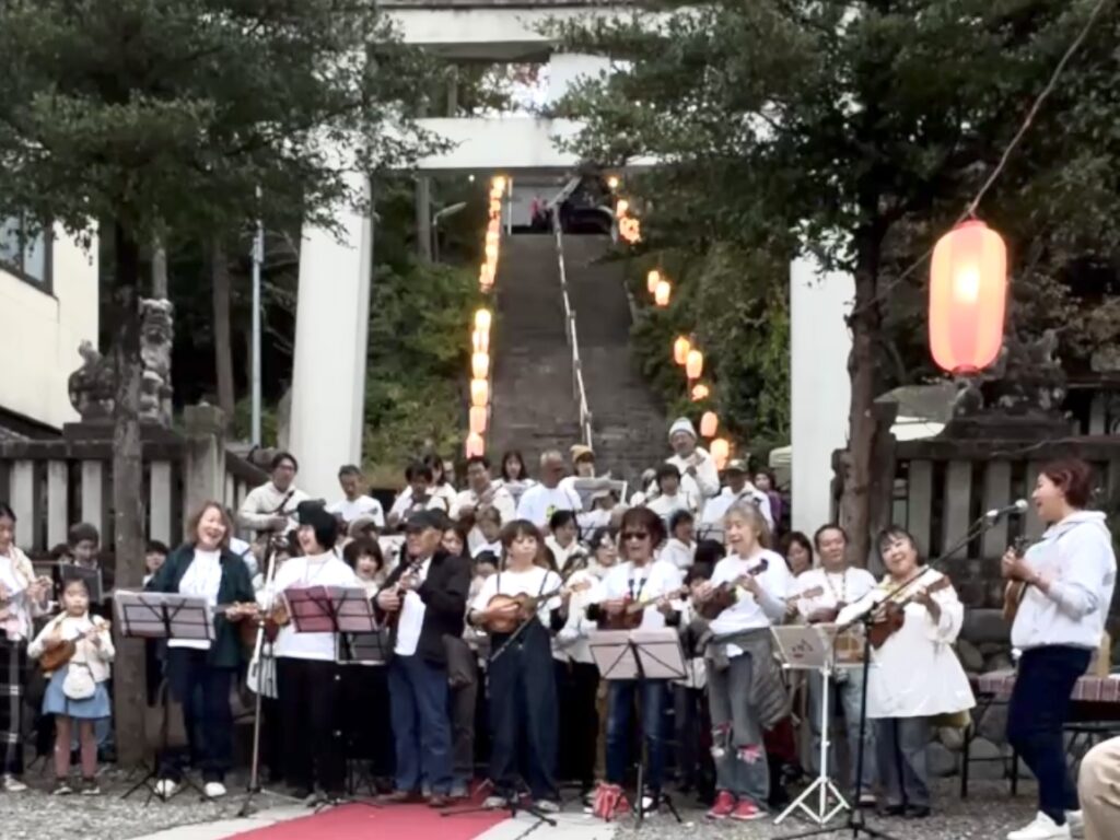 住吉神社鳥居下の100人ウクレレ