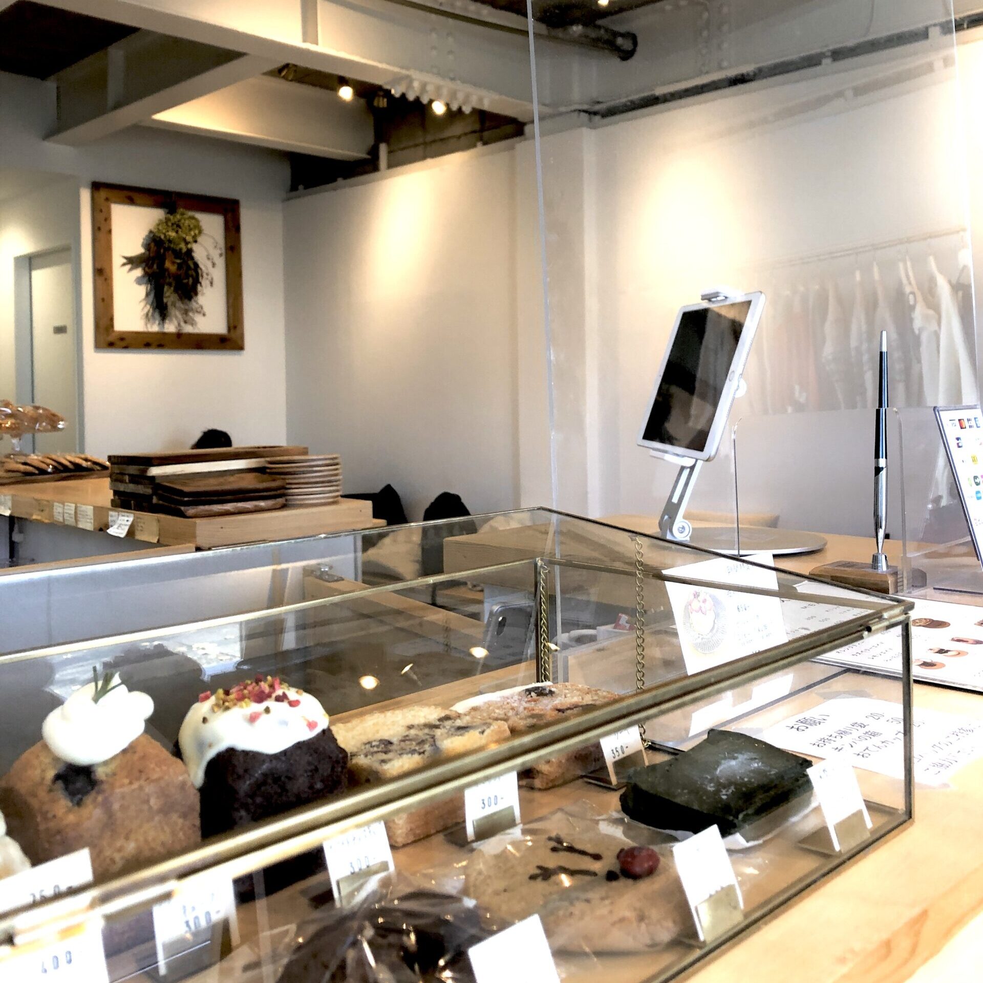 青梅 カフェ 韓国 CHAKU 店内 ショーケース