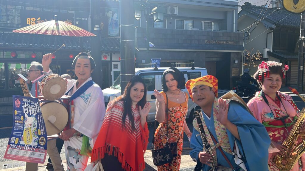 昭和レトロ館の前に、ちんどん屋とレトロガール