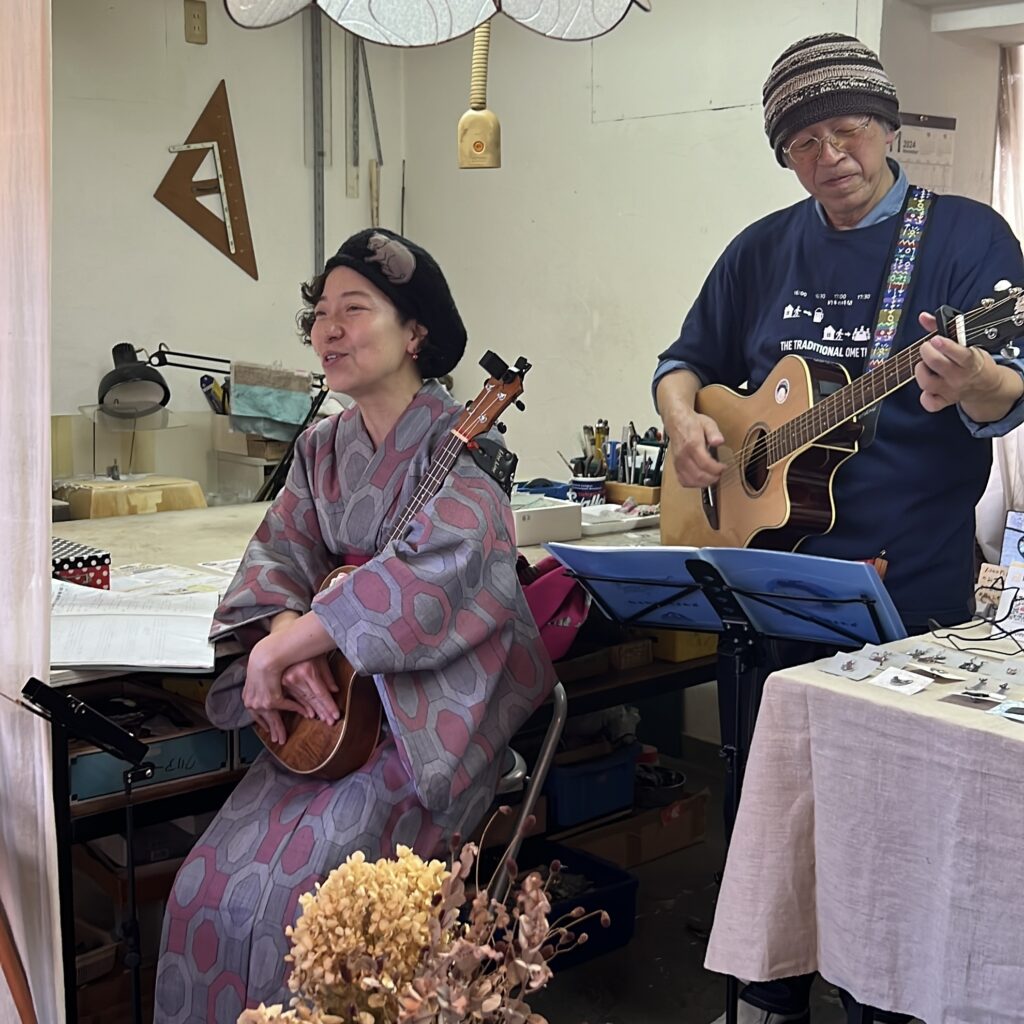 店内でギター持って歌う2人のショートライブ