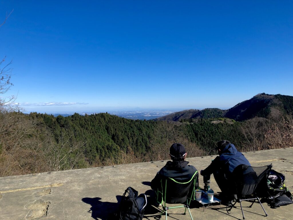 御岳山　長尾平でくつろぐ2人