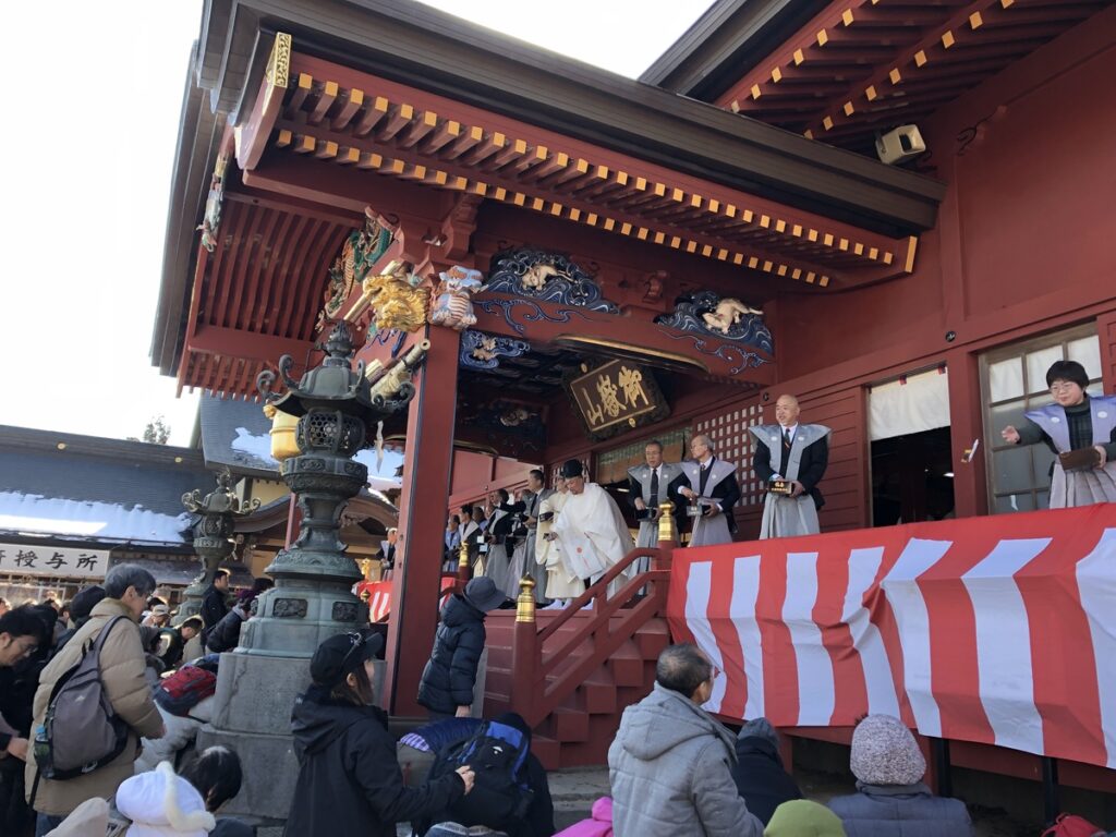 御岳山　節分会　豆まきする人々