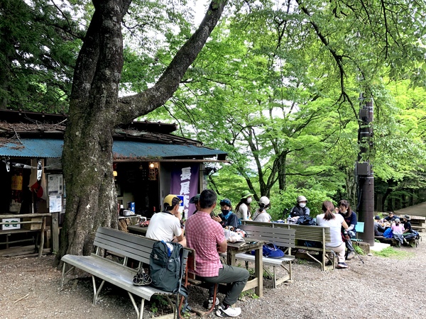 長尾茶屋でくつろぐ登山客
