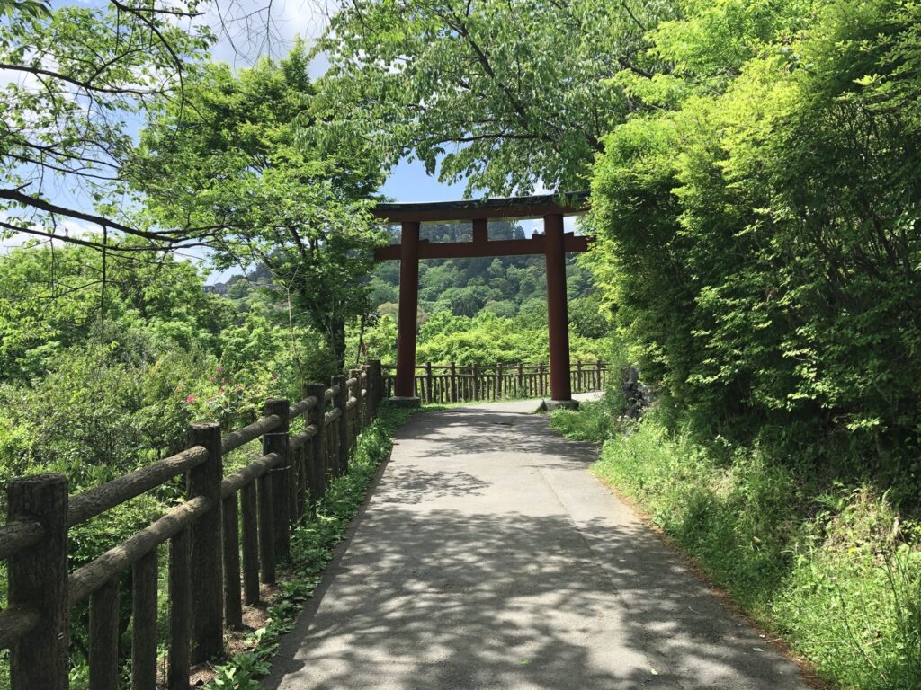 御嶽集落へ向かう参道の鳥居