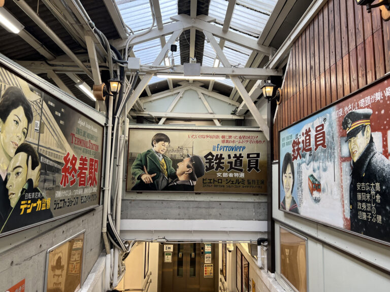 青梅駅のレトロ映画看板