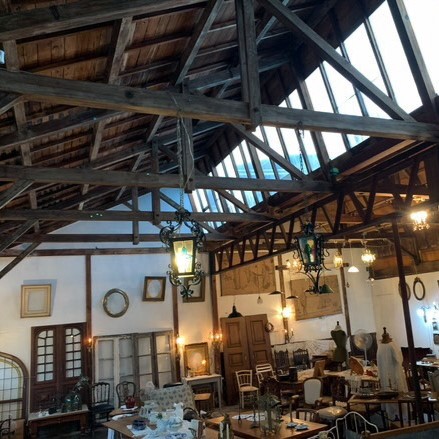 ランデブーブロカント店内 フレンチアンティーク