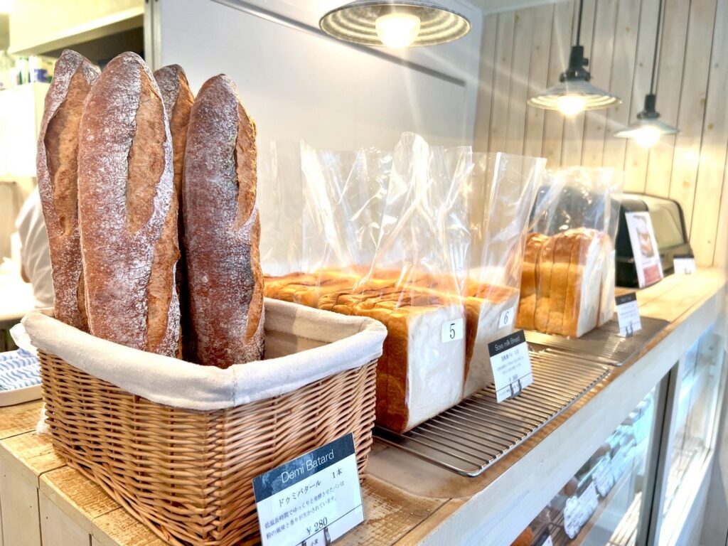 カウンターに並んだパン。