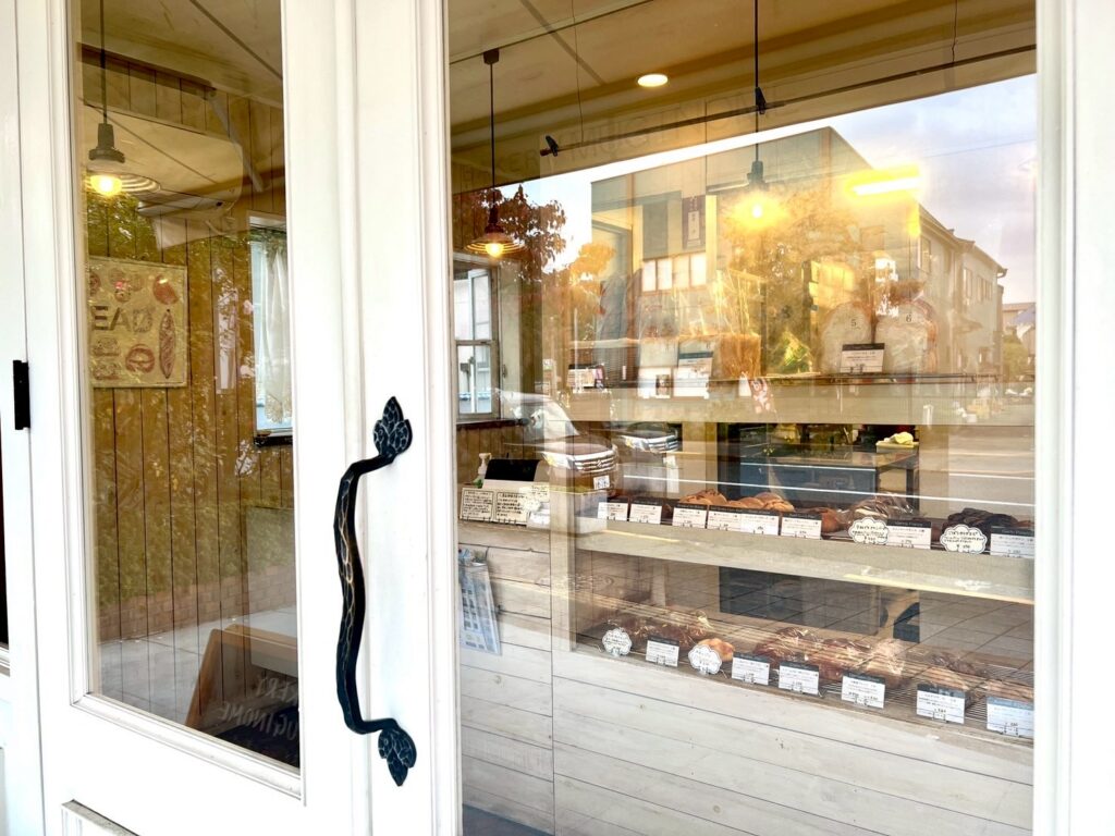 ドアの向こうに、パンがずらり。美味しそう！