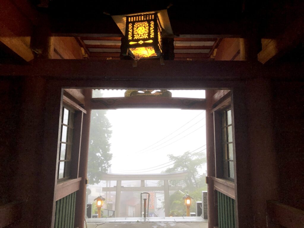 御岳山 霧の随身門